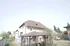 Vorderansicht der herrschaftlichen Villa mit kunstvoll gestalteter Fassade und gepflegtem Vorgarten