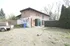 Panoramablick auf den weitläufigen Garten der Villa mit kunstvoller Bepflanzung und Sitzbereichen